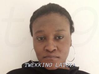 TWEKKING_LATOYA